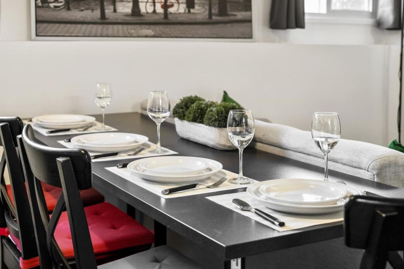 Hébergement de vacances 1 Bedroom Cozy Retreat - Queen Bed, Pet Friendly, Smart Tv, Secure & Private Access, Free Parking, Netflix & More!