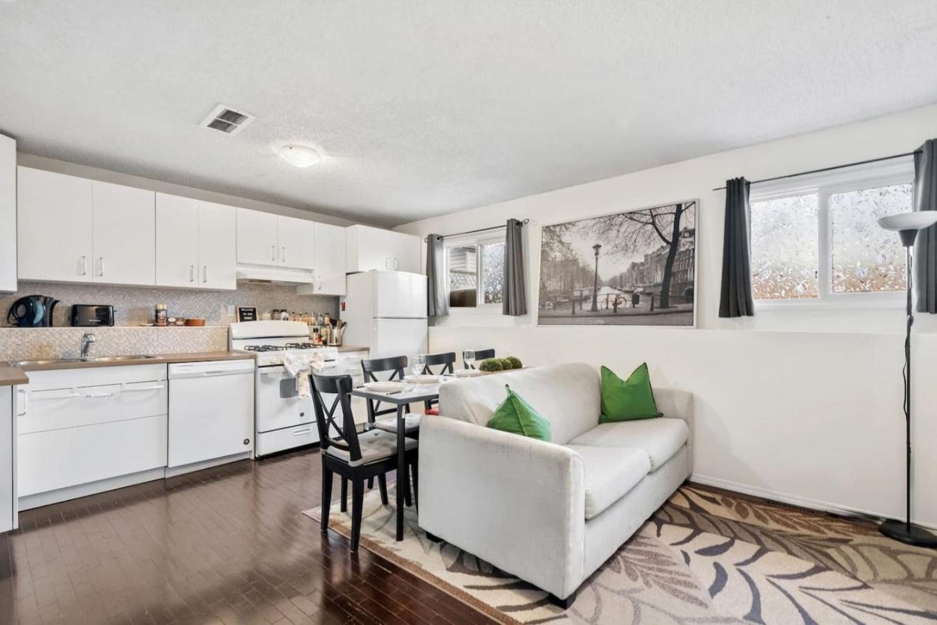 1 Bedroom Cozy Retreat - Queen Bed, Pet Friendly, Smart Tv, Secure & Private Access, Free Parking, Netflix & More!
