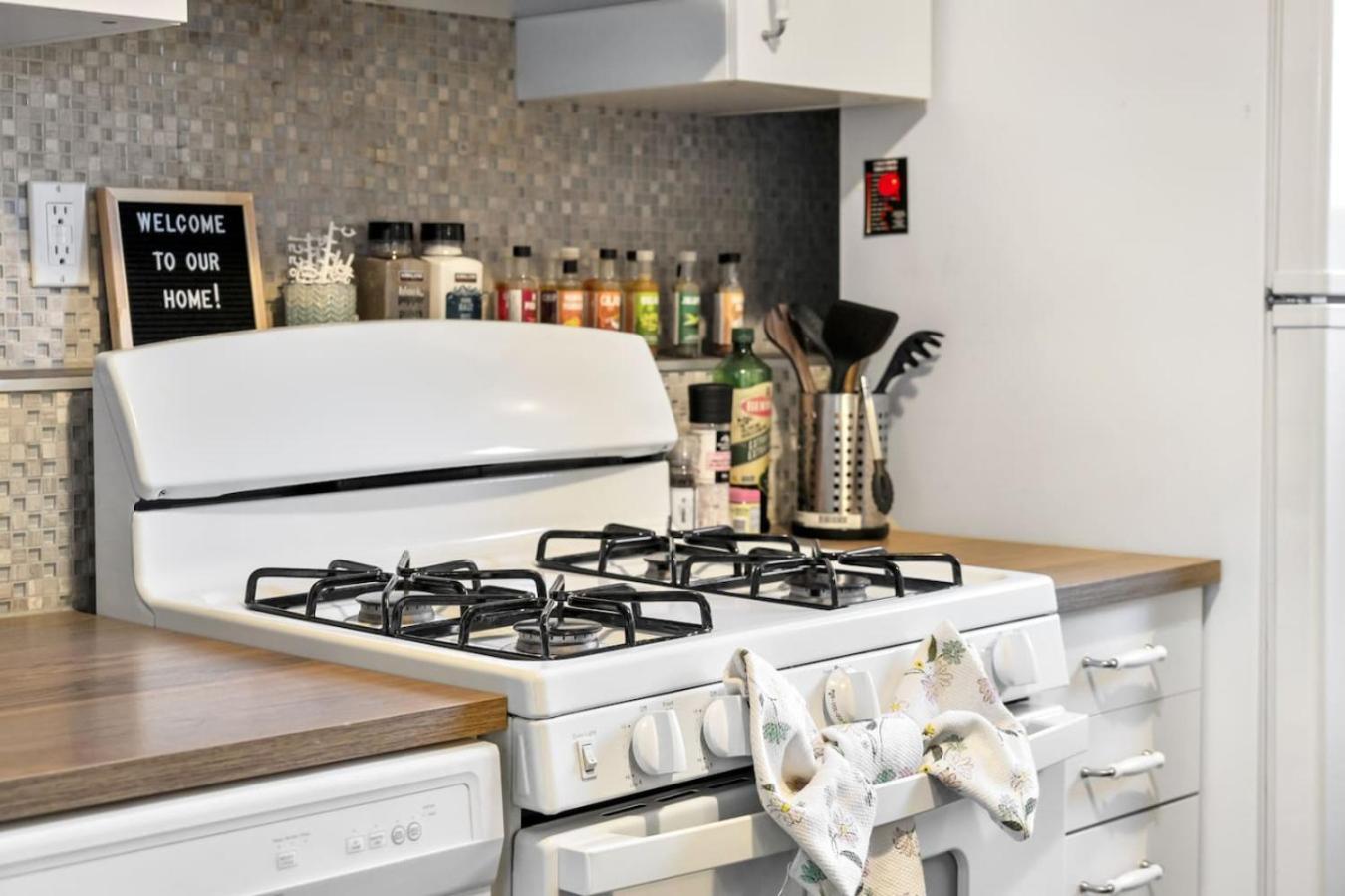 1 Bedroom Cozy Retreat - Queen Bed, Pet Friendly, Smart Tv, Secure & Private Access, Free Parking, Netflix & More! Hébergement de vacances *
