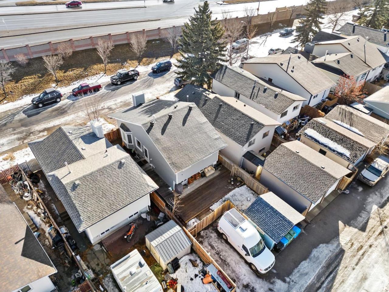 1 Bedroom Cozy Retreat - Queen Bed, Pet Friendly, Smart Tv, Secure & Private Access, Free Parking, Netflix & More! *