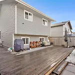 1 Bedroom Cozy Retreat - Queen Bed, Pet Friendly, Smart Tv, Secure & Private Access, Free Parking, Netflix & More!