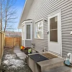 1 Bedroom Cozy Retreat - Queen Bed, Pet Friendly, Smart Tv, Secure & Private Access, Free Parking, Netflix & More!