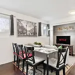 1 Bedroom Cozy Retreat - Queen Bed, Pet Friendly, Smart Tv, Secure & Private Access, Free Parking, Netflix & More!