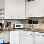 1 Bedroom Cozy Retreat - Queen Bed, Pet Friendly, Smart Tv, Secure & Private Access, Free Parking, Netflix & More!