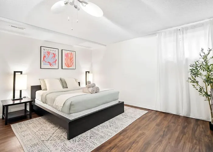 1 Bedroom Cozy Retreat - Queen Bed, Pet Friendly, Smart Tv, Secure & Private Access, Free Parking, Netflix & More!