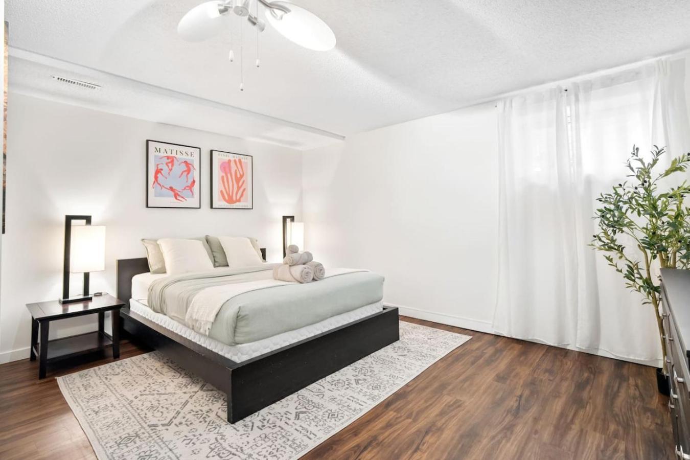 1 Bedroom Cozy Retreat - Queen Bed, Pet Friendly, Smart Tv, Secure & Private Access, Free Parking, Netflix & More! Holiday home