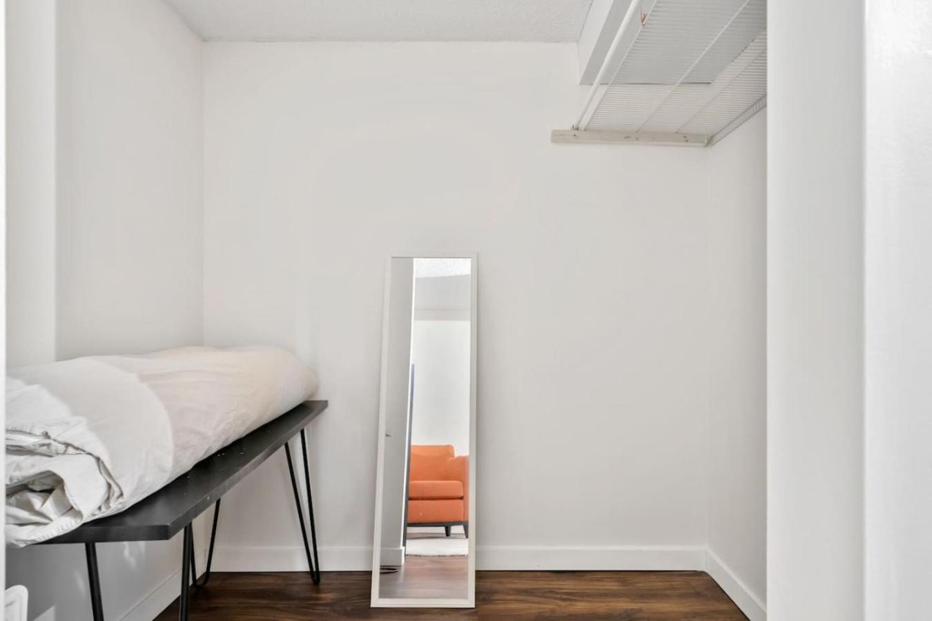Holiday home 1 Bedroom Cozy Retreat - Queen Bed, Pet Friendly, Smart Tv, Secure & Private Access, Free Parking, Netflix & More!