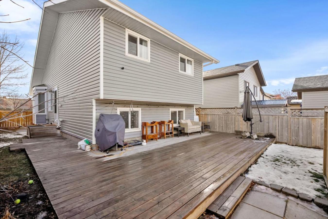 Holiday home 1 Bedroom Cozy Retreat - Queen Bed, Pet Friendly, Smart Tv, Secure & Private Access, Free Parking, Netflix & More! Calgary