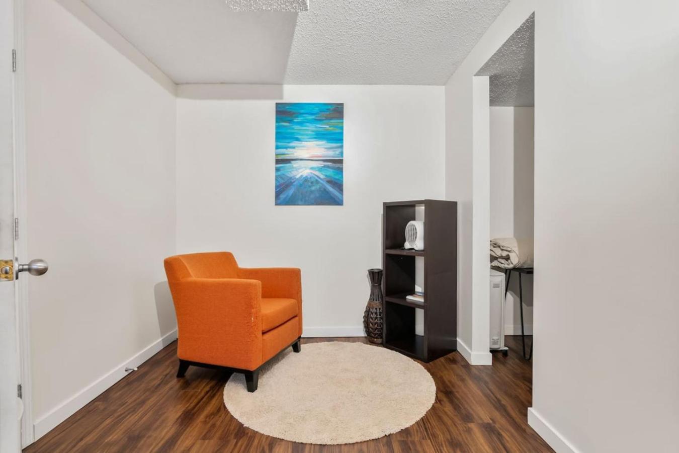Holiday home 1 Bedroom Cozy Retreat - Queen Bed, Pet Friendly, Smart Tv, Secure & Private Access, Free Parking, Netflix & More!