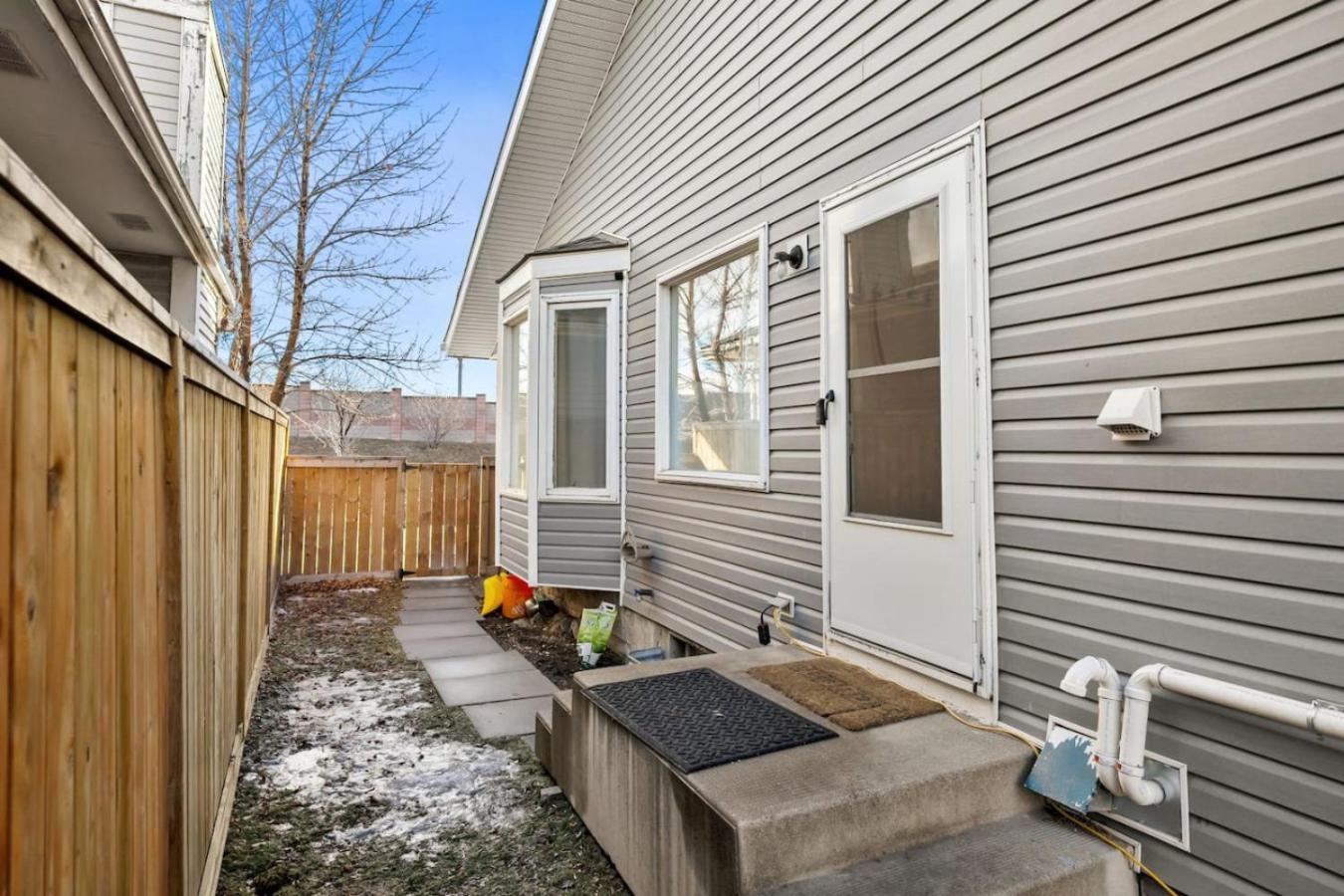 1 Bedroom Cozy Retreat - Queen Bed, Pet Friendly, Smart Tv, Secure & Private Access, Free Parking, Netflix & More! Holiday home Calgary