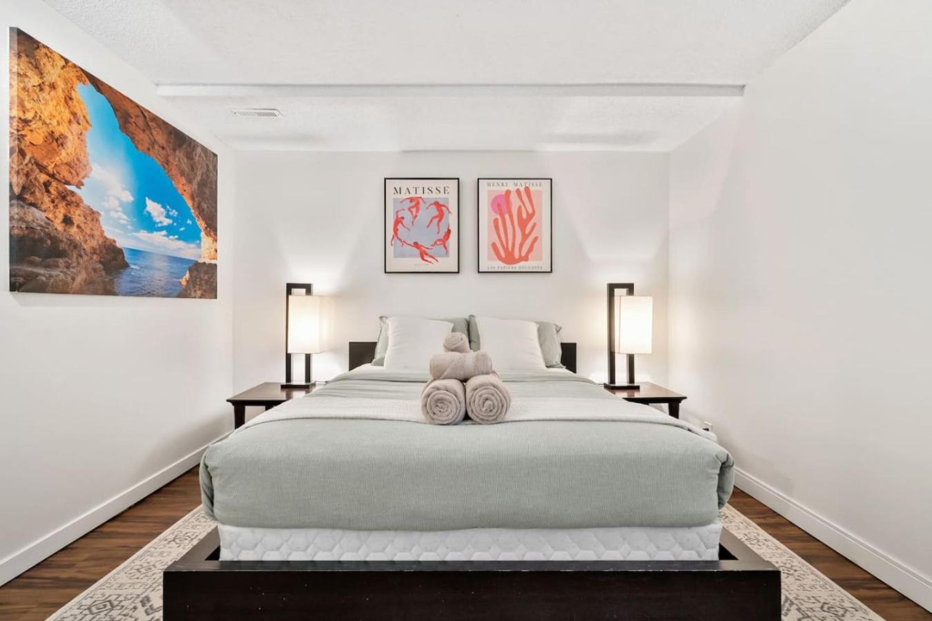 1 Bedroom Cozy Retreat - Queen Bed, Pet Friendly, Smart Tv, Secure & Private Access, Free Parking, Netflix & More! * Calgary