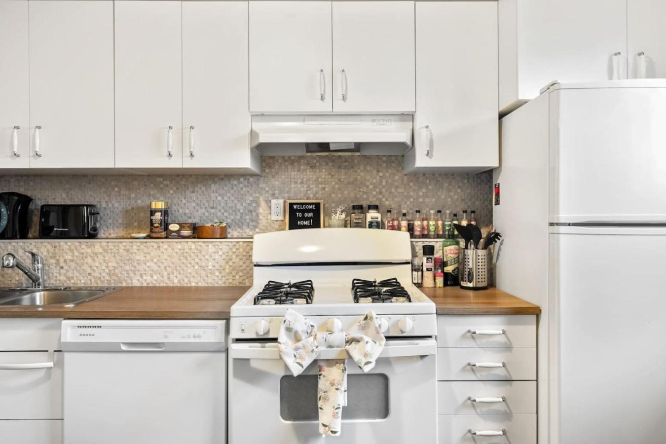 Holiday home 1 Bedroom Cozy Retreat - Queen Bed, Pet Friendly, Smart Tv, Secure & Private Access, Free Parking, Netflix & More!