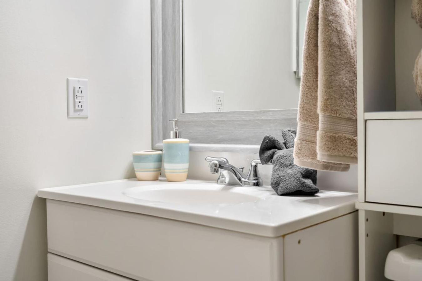 Holiday home 1 Bedroom Cozy Retreat - Queen Bed, Pet Friendly, Smart Tv, Secure & Private Access, Free Parking, Netflix & More! *