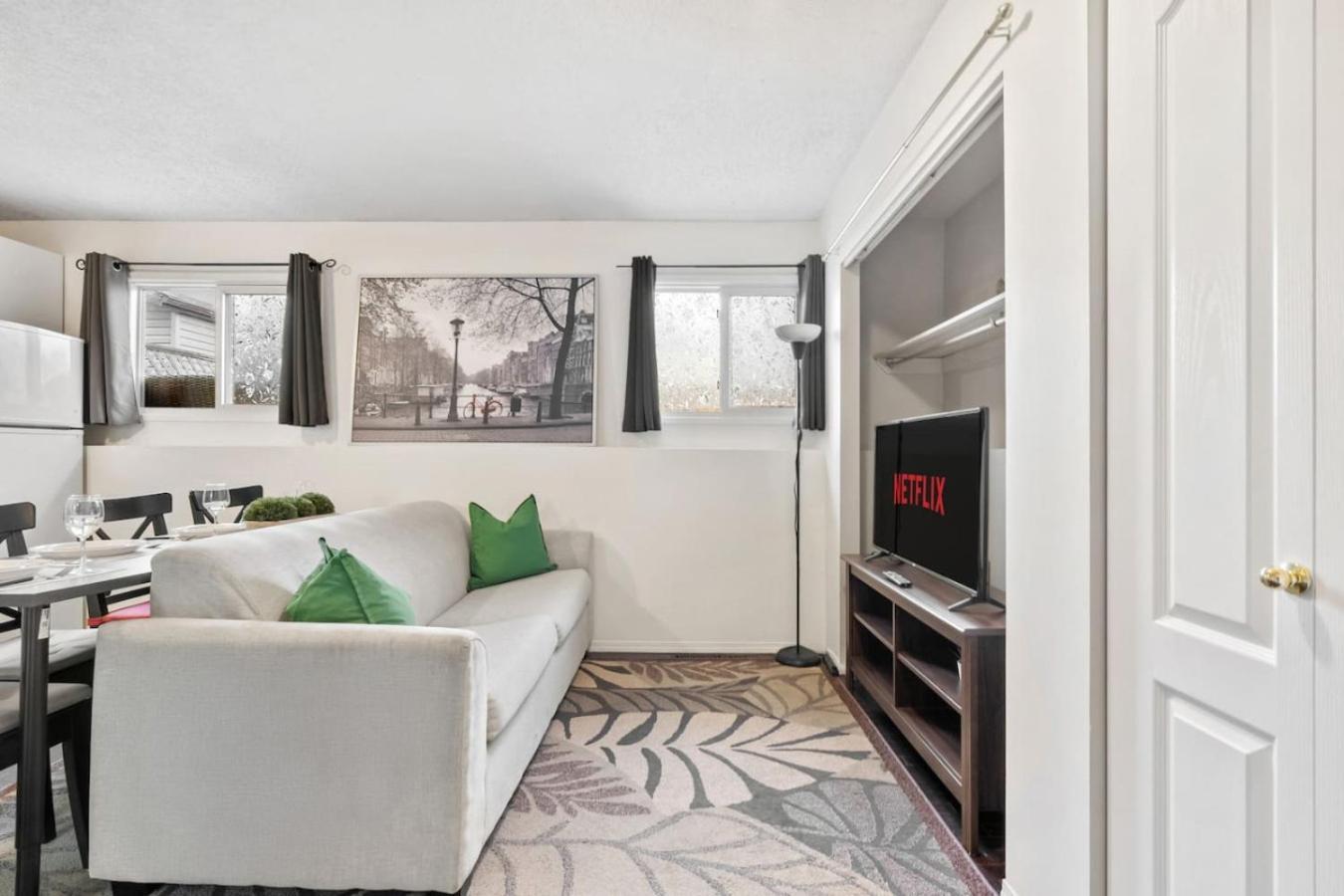 Holiday home 1 Bedroom Cozy Retreat - Queen Bed, Pet Friendly, Smart Tv, Secure & Private Access, Free Parking, Netflix & More! Calgary