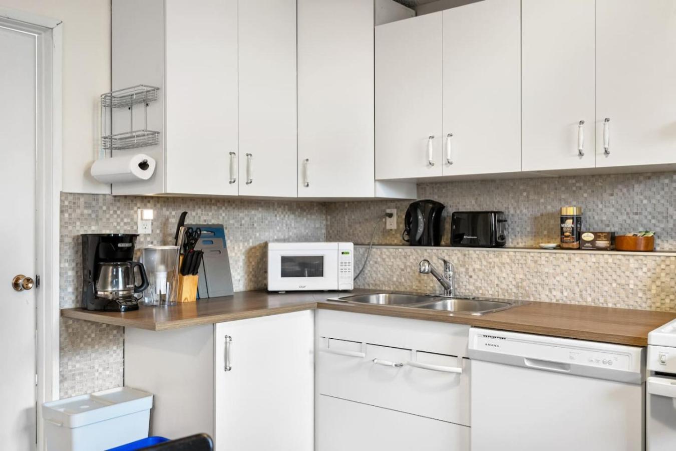 1 Bedroom Cozy Retreat - Queen Bed, Pet Friendly, Smart Tv, Secure & Private Access, Free Parking, Netflix & More! * Calgary