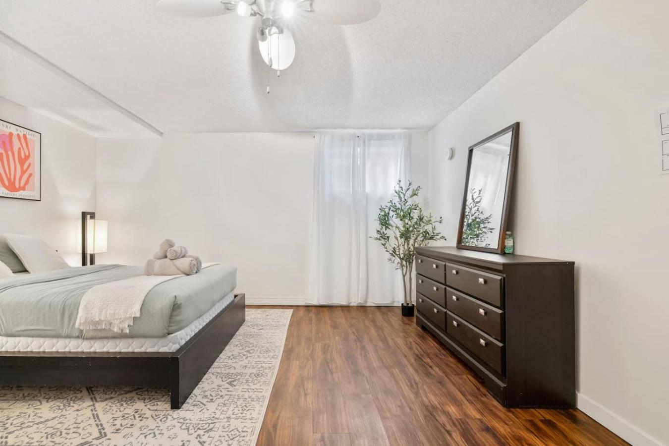 1 Bedroom Cozy Retreat - Queen Bed, Pet Friendly, Smart Tv, Secure & Private Access, Free Parking, Netflix & More! Holiday home *