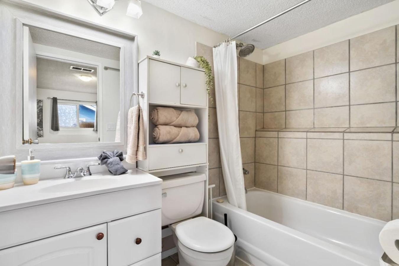 1 Bedroom Cozy Retreat - Queen Bed, Pet Friendly, Smart Tv, Secure & Private Access, Free Parking, Netflix & More! Holiday home Calgary