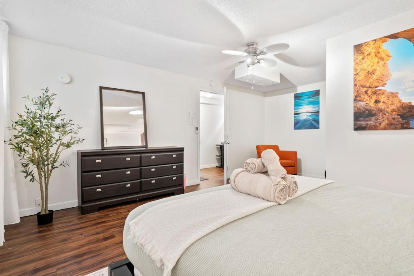 1 Bedroom Cozy Retreat - Queen Bed, Pet Friendly, Smart Tv, Secure & Private Access, Free Parking, Netflix & More! *
