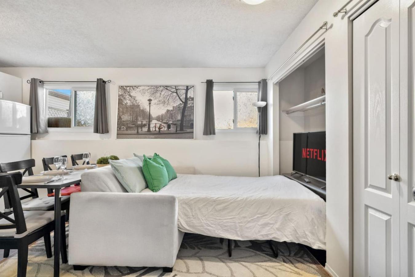 1 Bedroom Cozy Retreat - Queen Bed, Pet Friendly, Smart Tv, Secure & Private Access, Free Parking, Netflix & More! Calgary