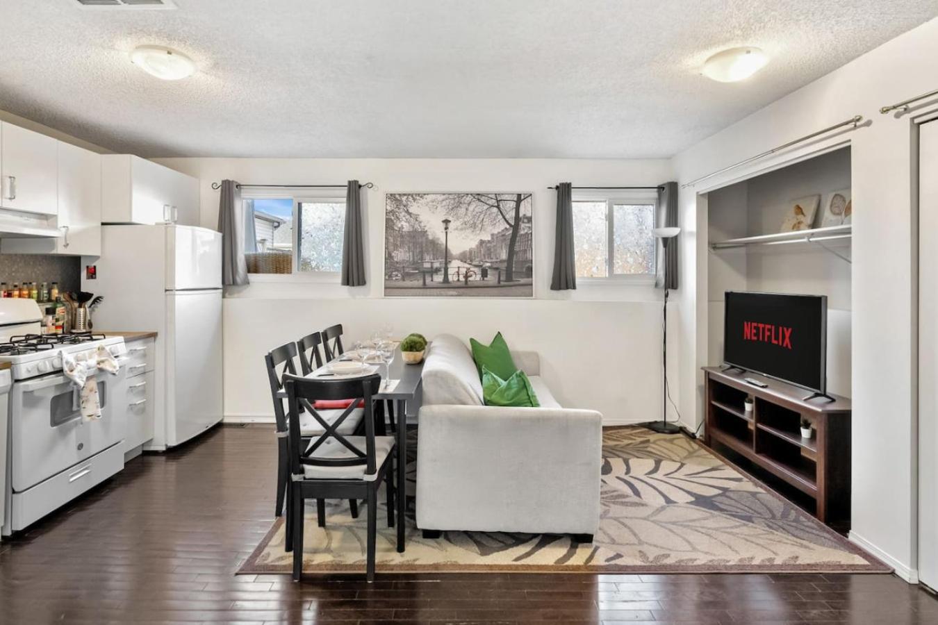 1 Bedroom Cozy Retreat - Queen Bed, Pet Friendly, Smart Tv, Secure & Private Access, Free Parking, Netflix & More! * Calgary