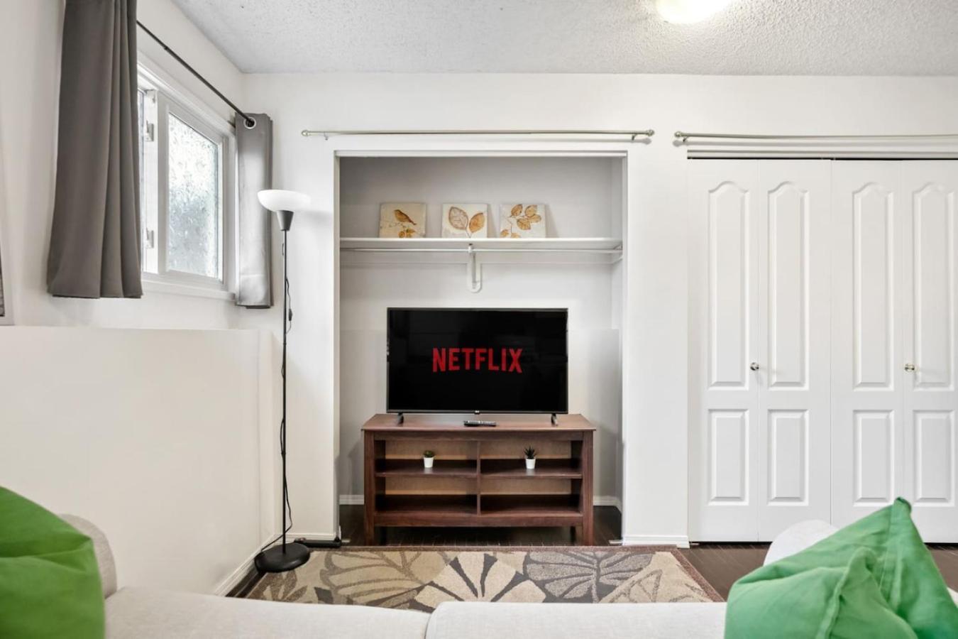 1 Bedroom Cozy Retreat - Queen Bed, Pet Friendly, Smart Tv, Secure & Private Access, Free Parking, Netflix & More! Holiday home