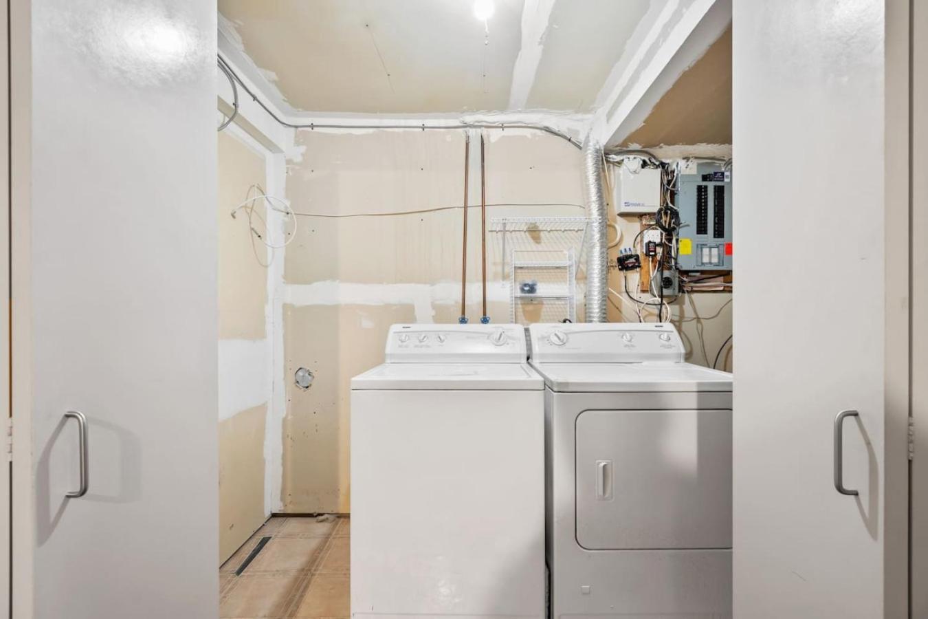 Holiday home 1 Bedroom Cozy Retreat - Queen Bed, Pet Friendly, Smart Tv, Secure & Private Access, Free Parking, Netflix & More! *