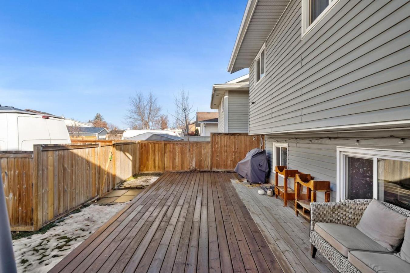 Holiday home 1 Bedroom Cozy Retreat - Queen Bed, Pet Friendly, Smart Tv, Secure & Private Access, Free Parking, Netflix & More! Calgary