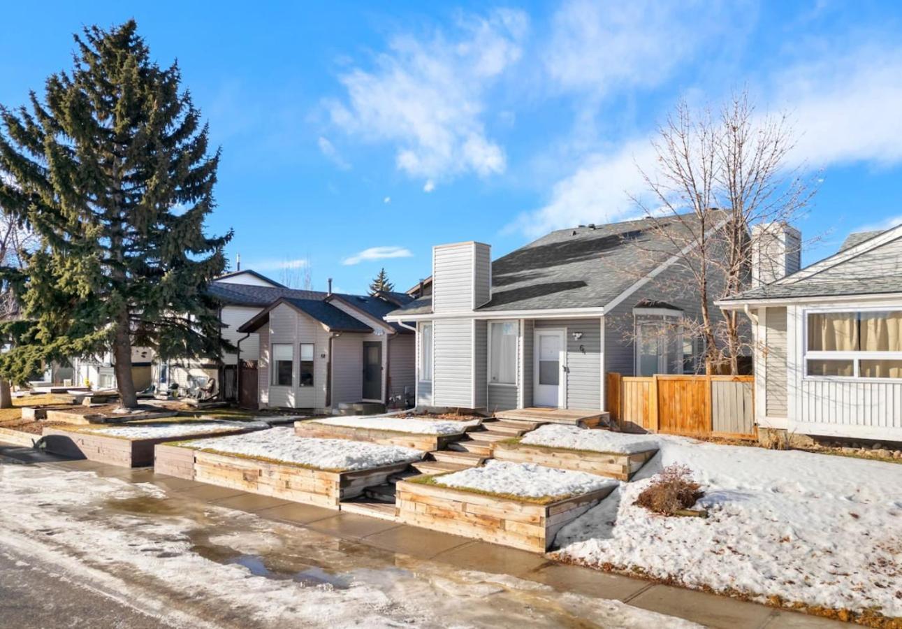 1 Bedroom Cozy Retreat - Queen Bed, Pet Friendly, Smart Tv, Secure & Private Access, Free Parking, Netflix & More! Calgary
