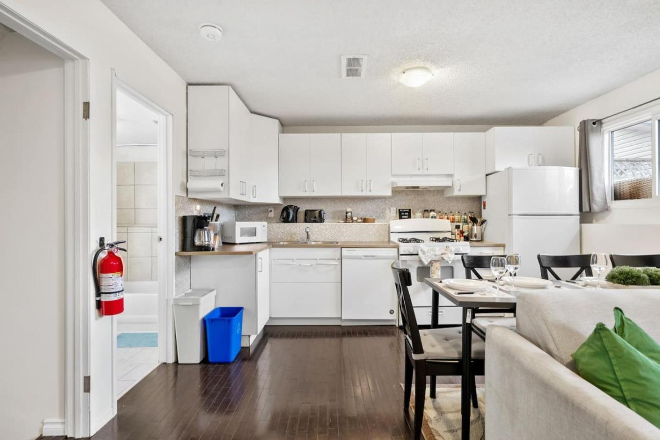 Holiday home 1 Bedroom Cozy Retreat - Queen Bed, Pet Friendly, Smart Tv, Secure & Private Access, Free Parking, Netflix & More! *