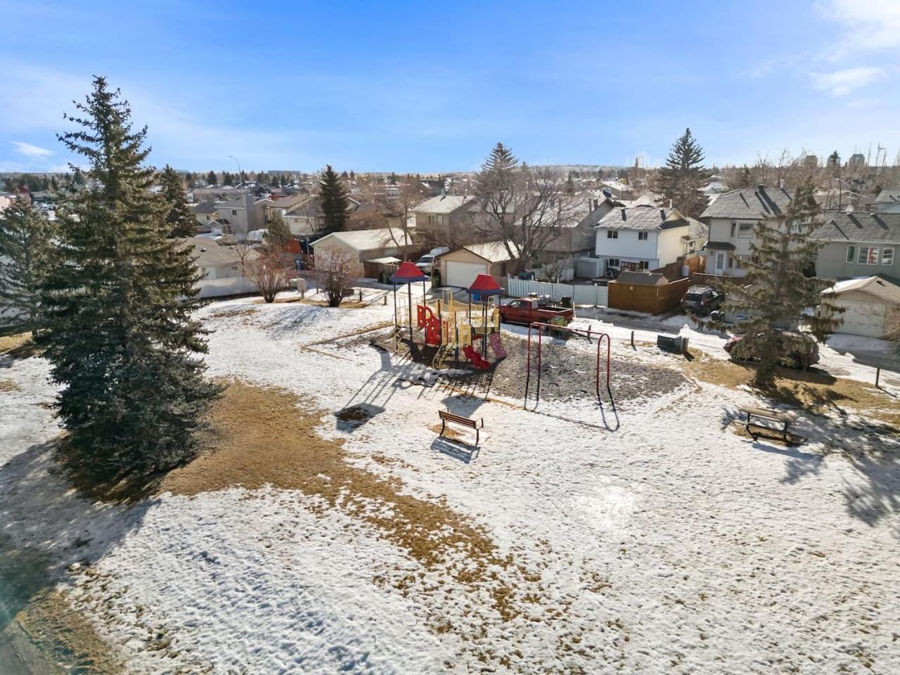 1 Bedroom Cozy Retreat - Queen Bed, Pet Friendly, Smart Tv, Secure & Private Access, Free Parking, Netflix & More! Holiday home Calgary