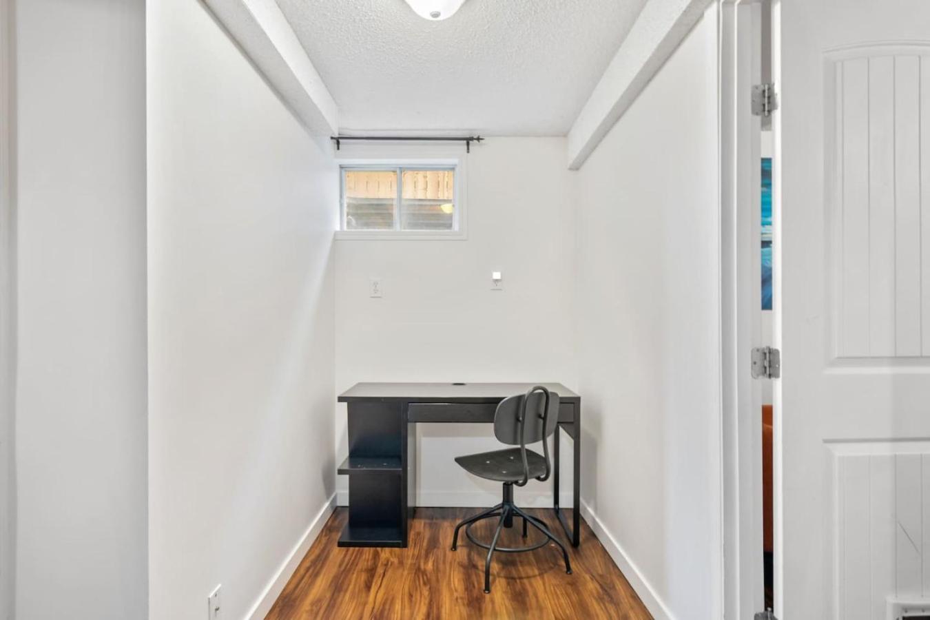 1 Bedroom Cozy Retreat - Queen Bed, Pet Friendly, Smart Tv, Secure & Private Access, Free Parking, Netflix & More!